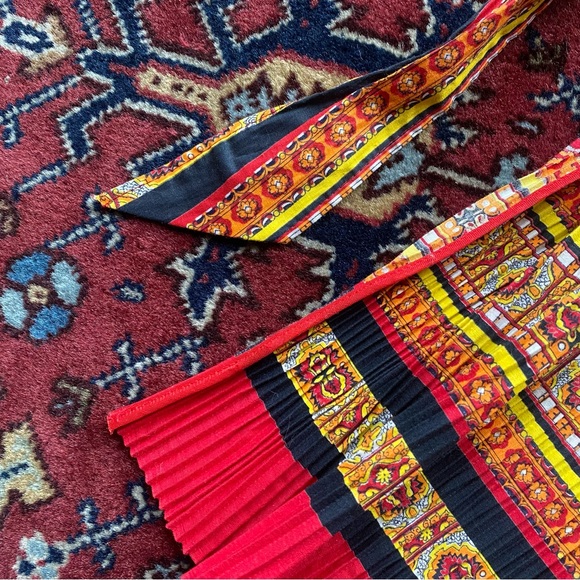 Adorable 1950s Half Apron w/ Accordian Pleats and a Pocket - Picture 7 of 8